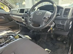 Toyota Grand HiAce 2018 Silver