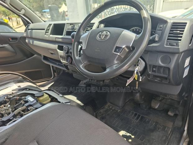Toyota Grand HiAce 2018 Silver - thumbnail 5