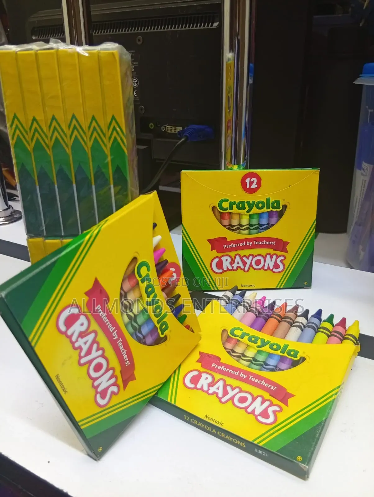 A Packet of 12pcs Crayola Crayons