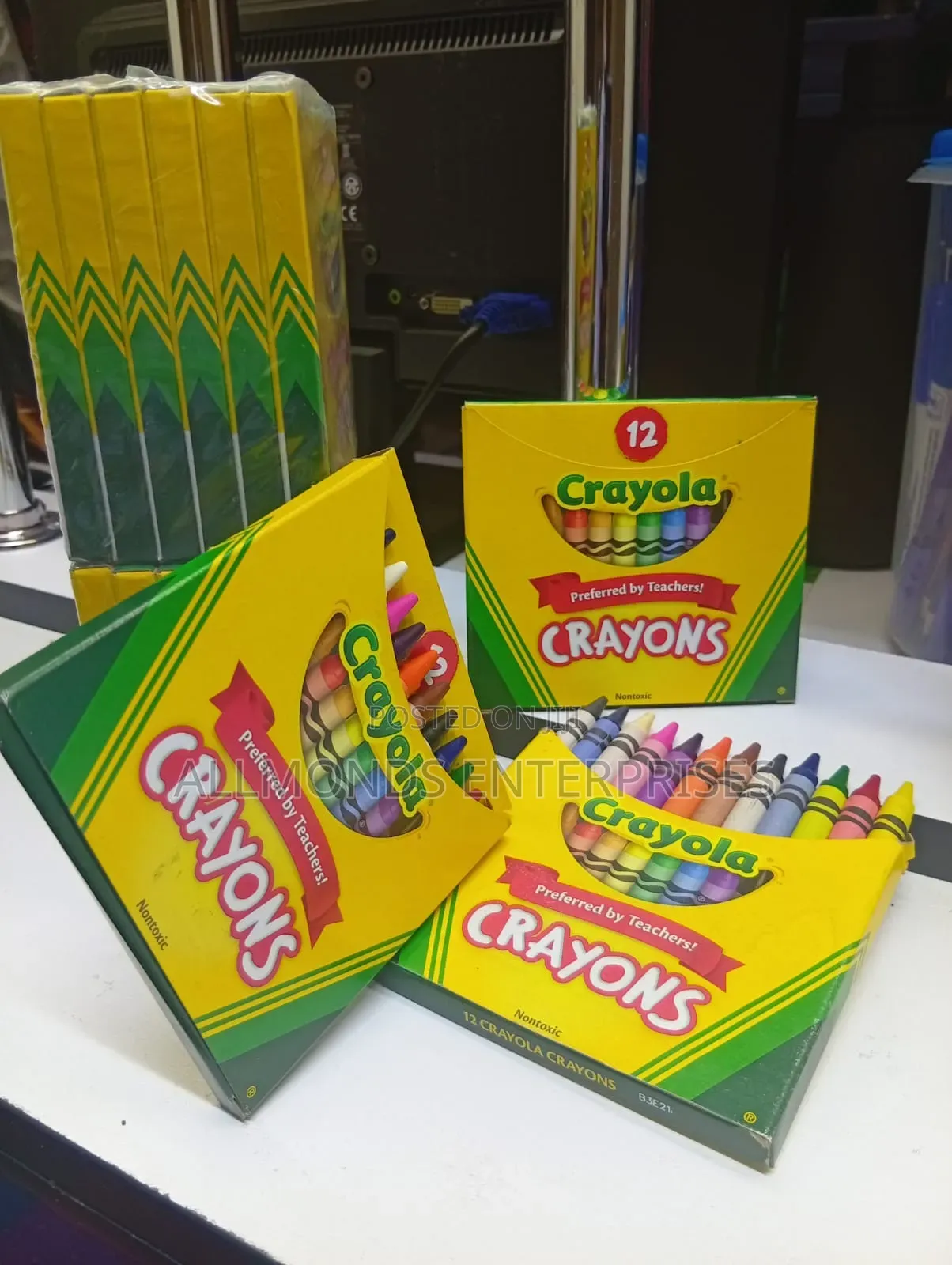 A Packet of 12pcs Crayola Crayons