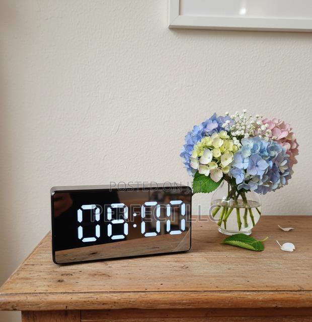 Wifi Spy Table Clock Camera - main view