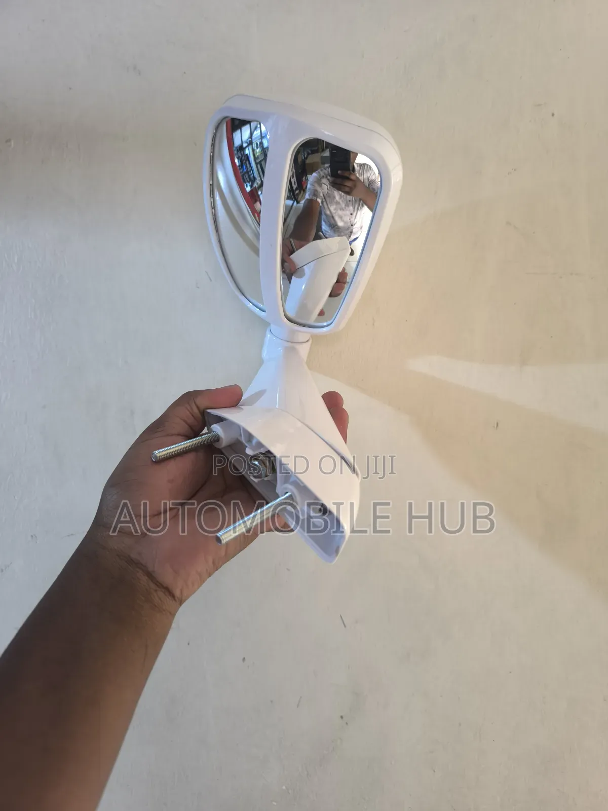 Bonnet Driving Mirror in Cars