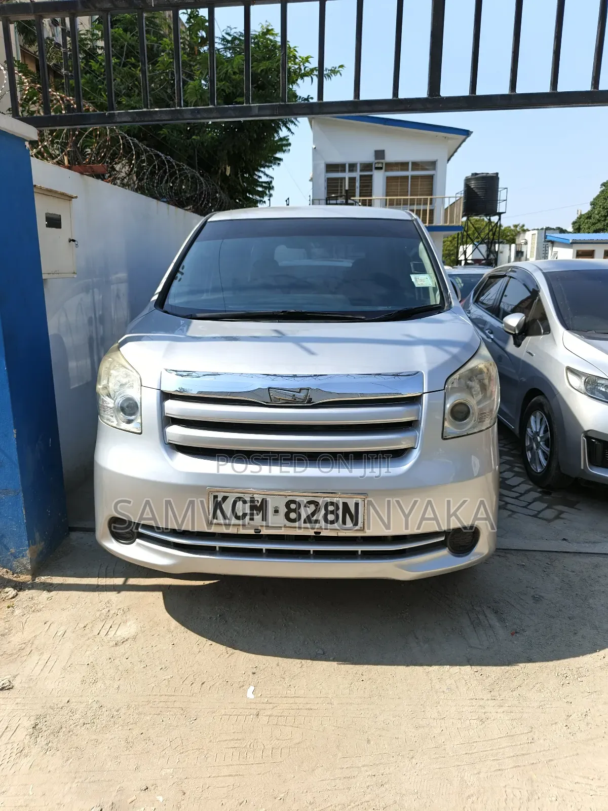 Toyota Noah 2.0 143hp FWD (8 Seater) 2012 Silver
