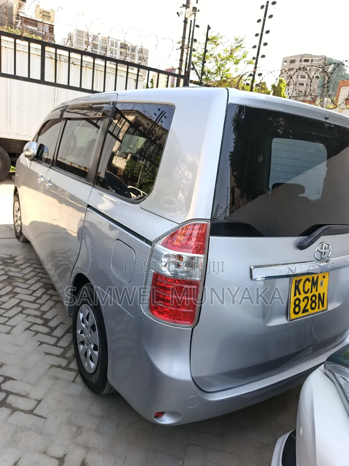 Toyota Noah 2.0 143hp FWD (8 Seater) 2012 Silver