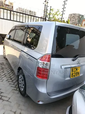 Toyota Noah 2.0 143hp FWD (8 Seater) 2012 Silver