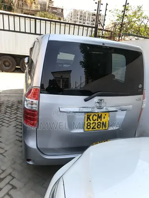 Toyota Noah 2.0 143hp FWD (8 Seater) 2012 Silver
