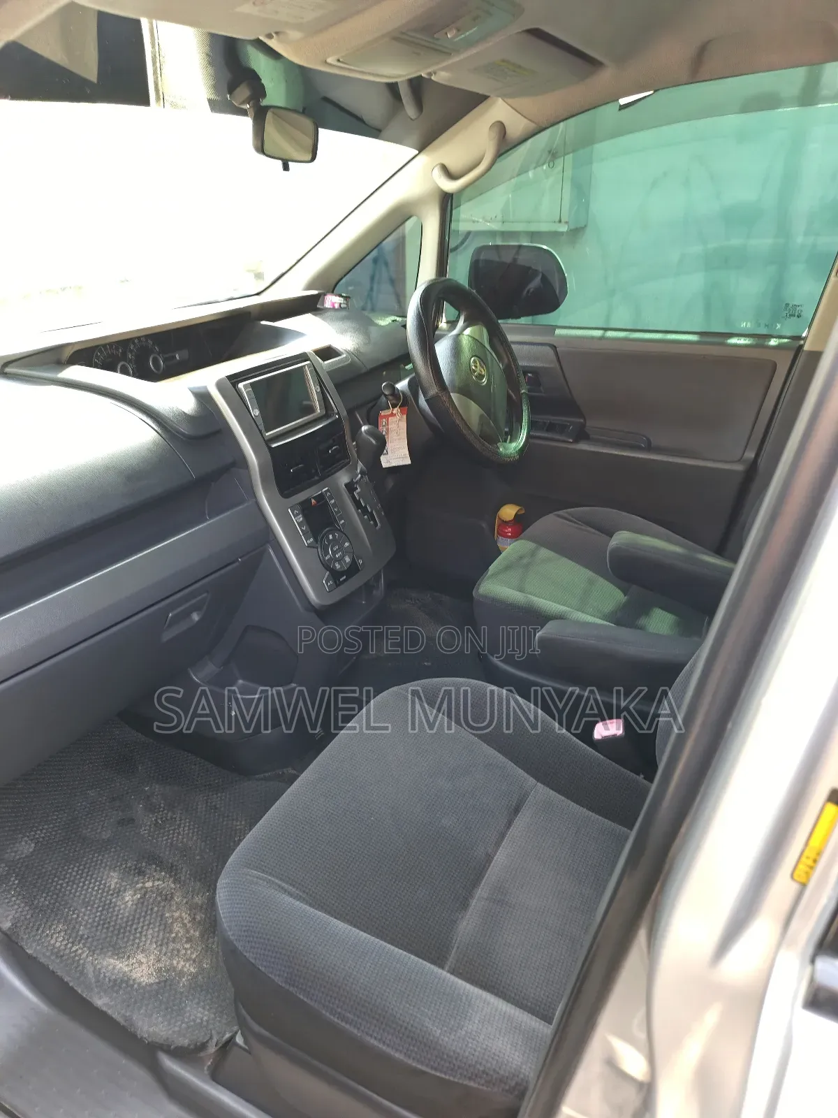 Toyota Noah 2.0 143hp FWD (8 Seater) 2012 Silver