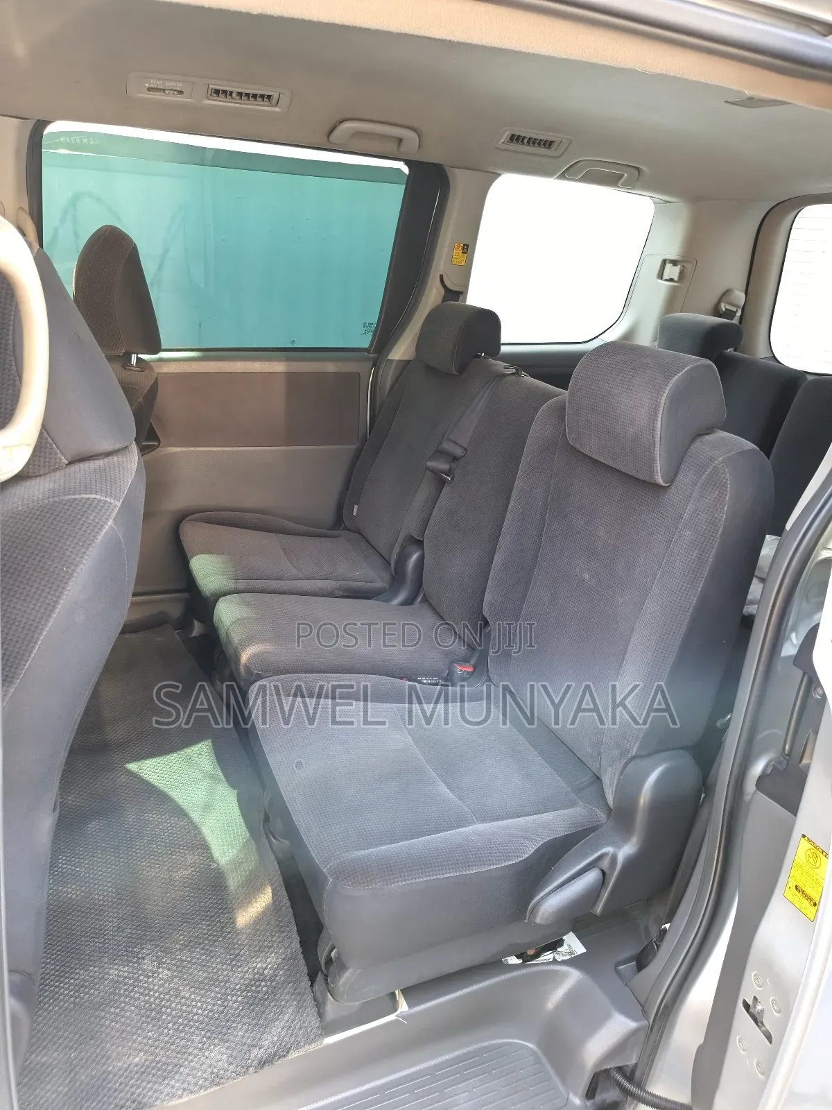 Toyota Noah 2.0 143hp FWD (8 Seater) 2012 Silver