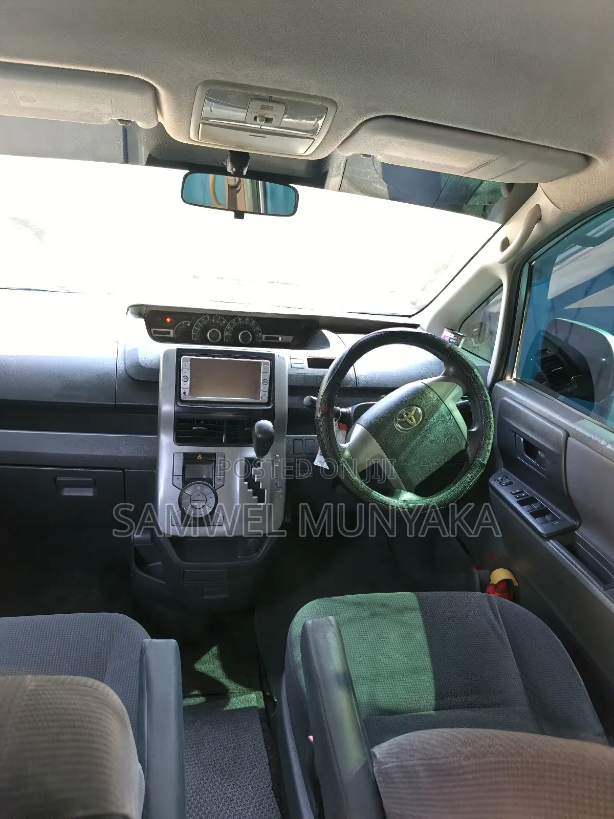 Toyota Noah 2.0 143hp FWD (8 Seater) 2012 Silver