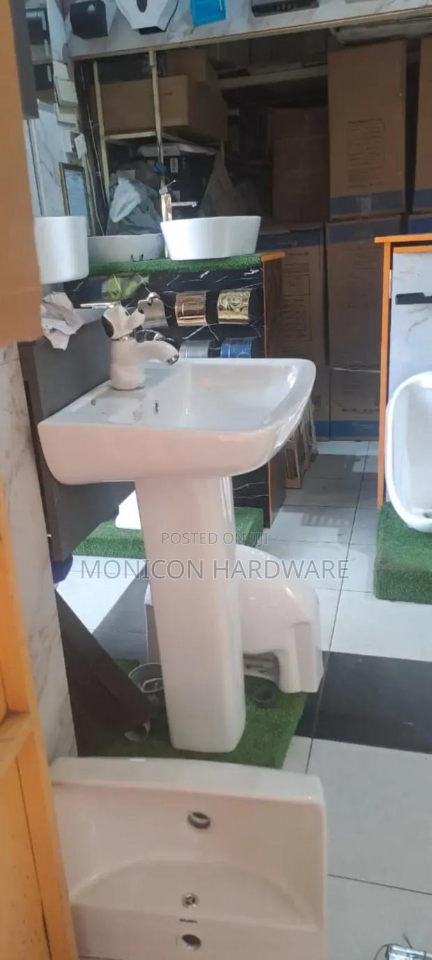 Pedestal Handwash Basin (035)
