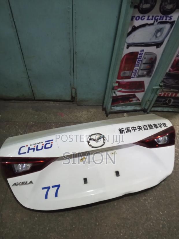 Mazda Axela Boot 2016