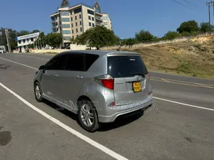 Toyota Ractis 1.5 FWD 2013 Silver
