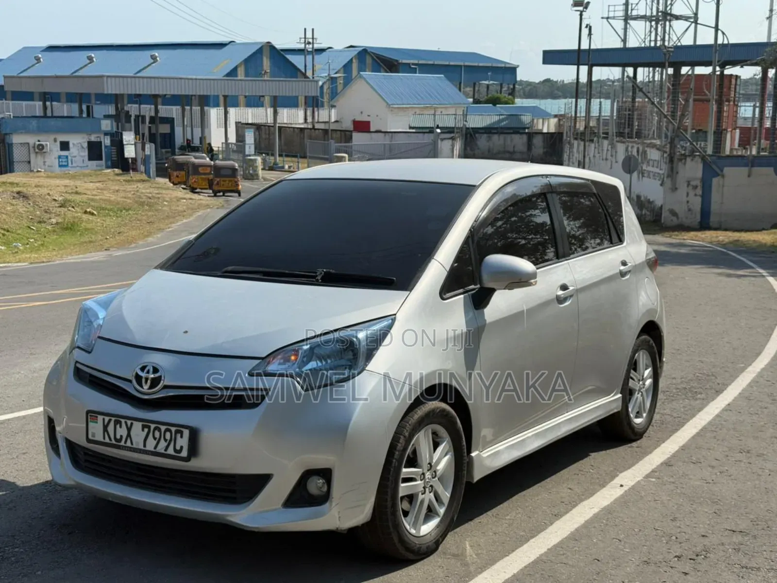 Toyota Ractis 1.5 FWD 2013 Silver