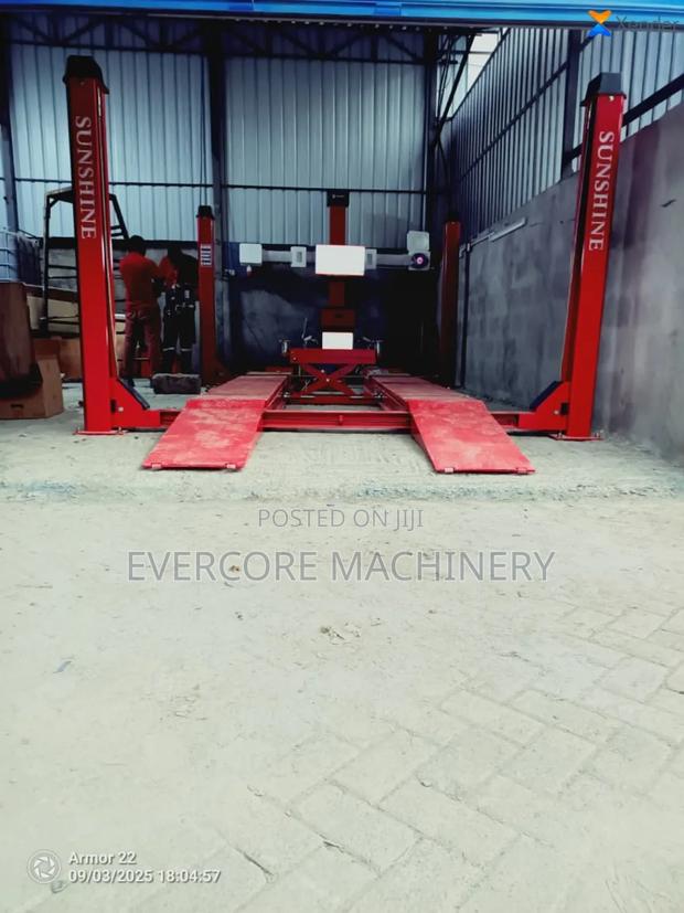 Commercial Wheel Alignment Machine With Four Post Carlift. - main view