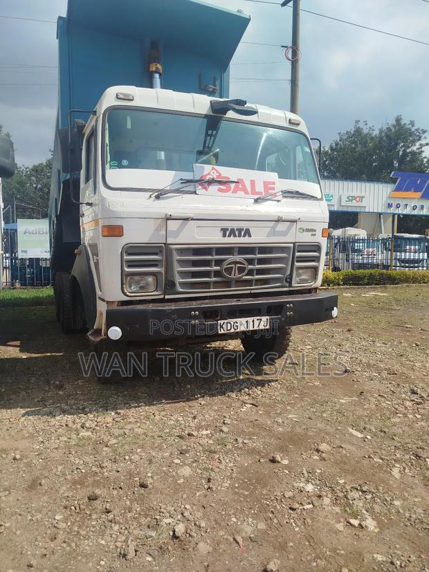 Tata Tipper KDG 2024 White - main view