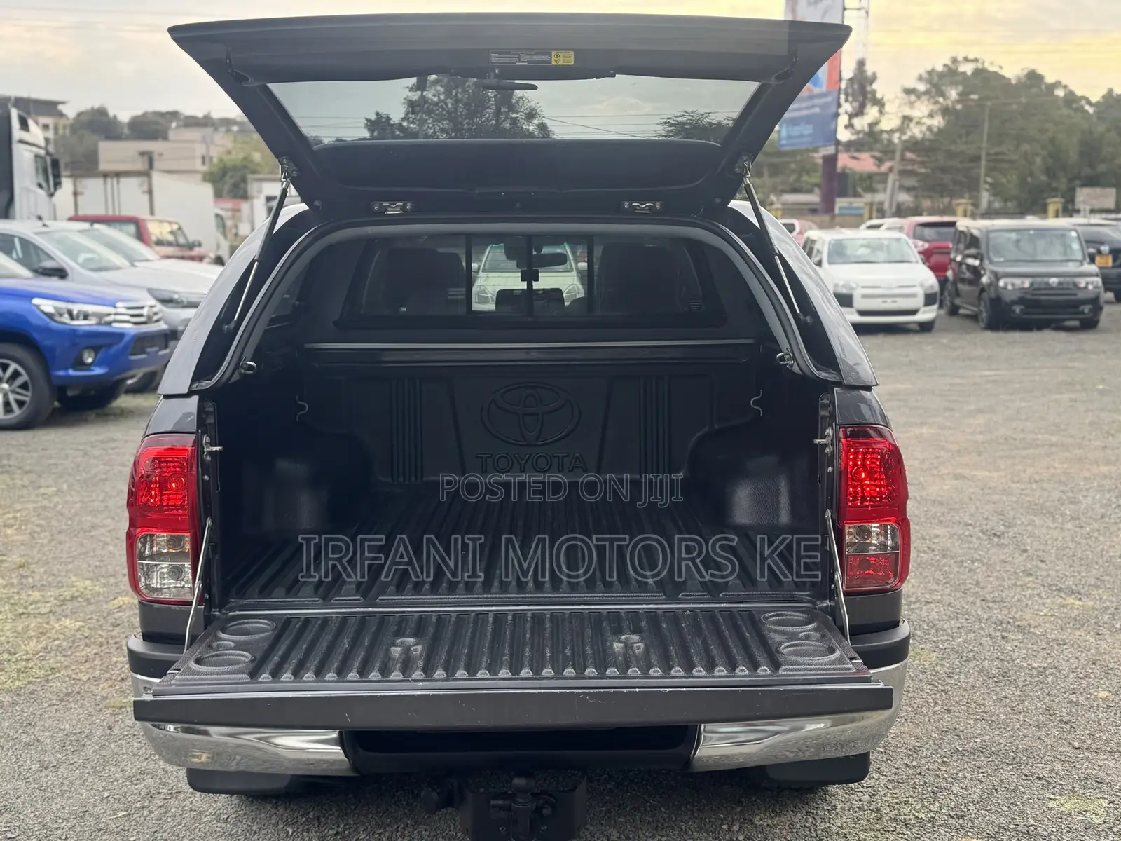 Toyota Hilux Rugged X 4x4 2018 Gray