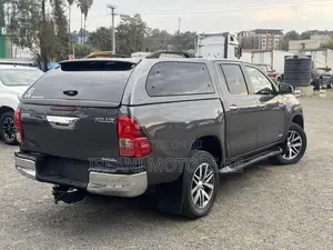 Toyota Hilux Rugged X 4x4 2018 Gray
