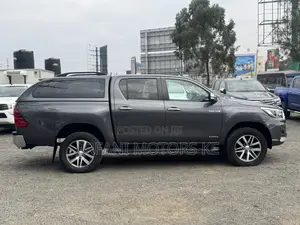 Toyota Hilux Rugged X 4x4 2018 Gray