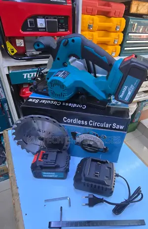 Cordless Makita Circular Saw / Electric Buzz Saw Machine