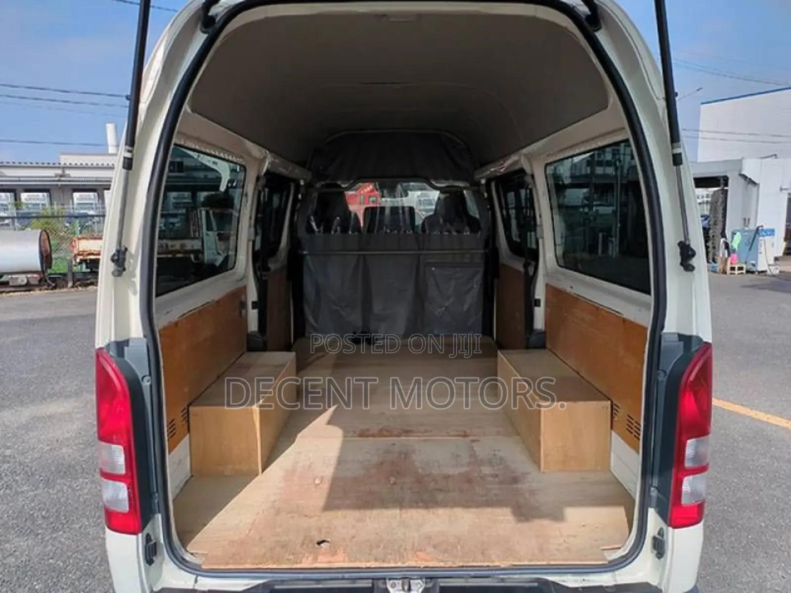 Toyota HiAce 2019 White