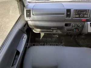 Toyota HiAce 2019 White