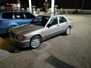 Mercedes-Benz 190E 1986 Gold