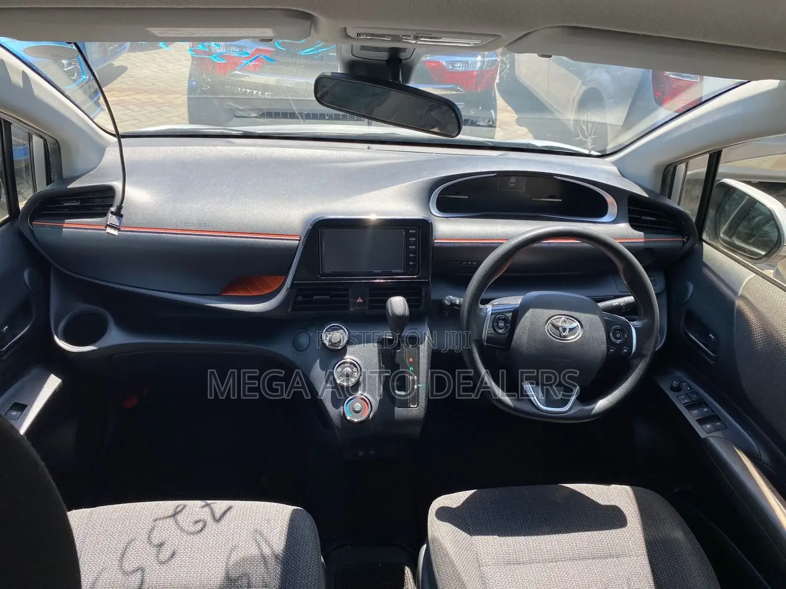 Toyota Sienta 2018 Silver