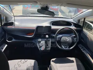 Toyota Sienta 2018 Silver
