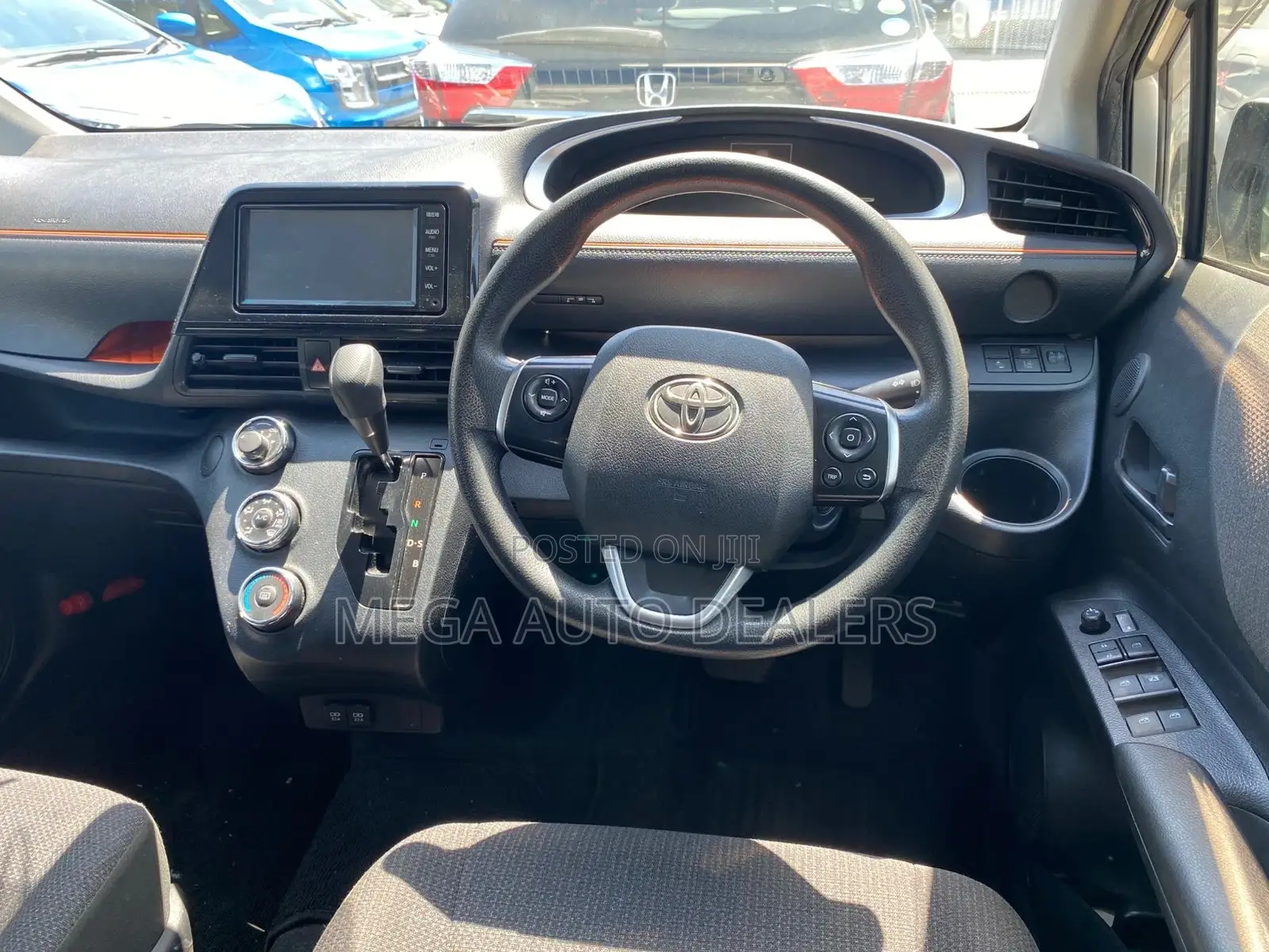 Toyota Sienta 2018 Silver