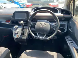 Toyota Sienta 2018 Silver