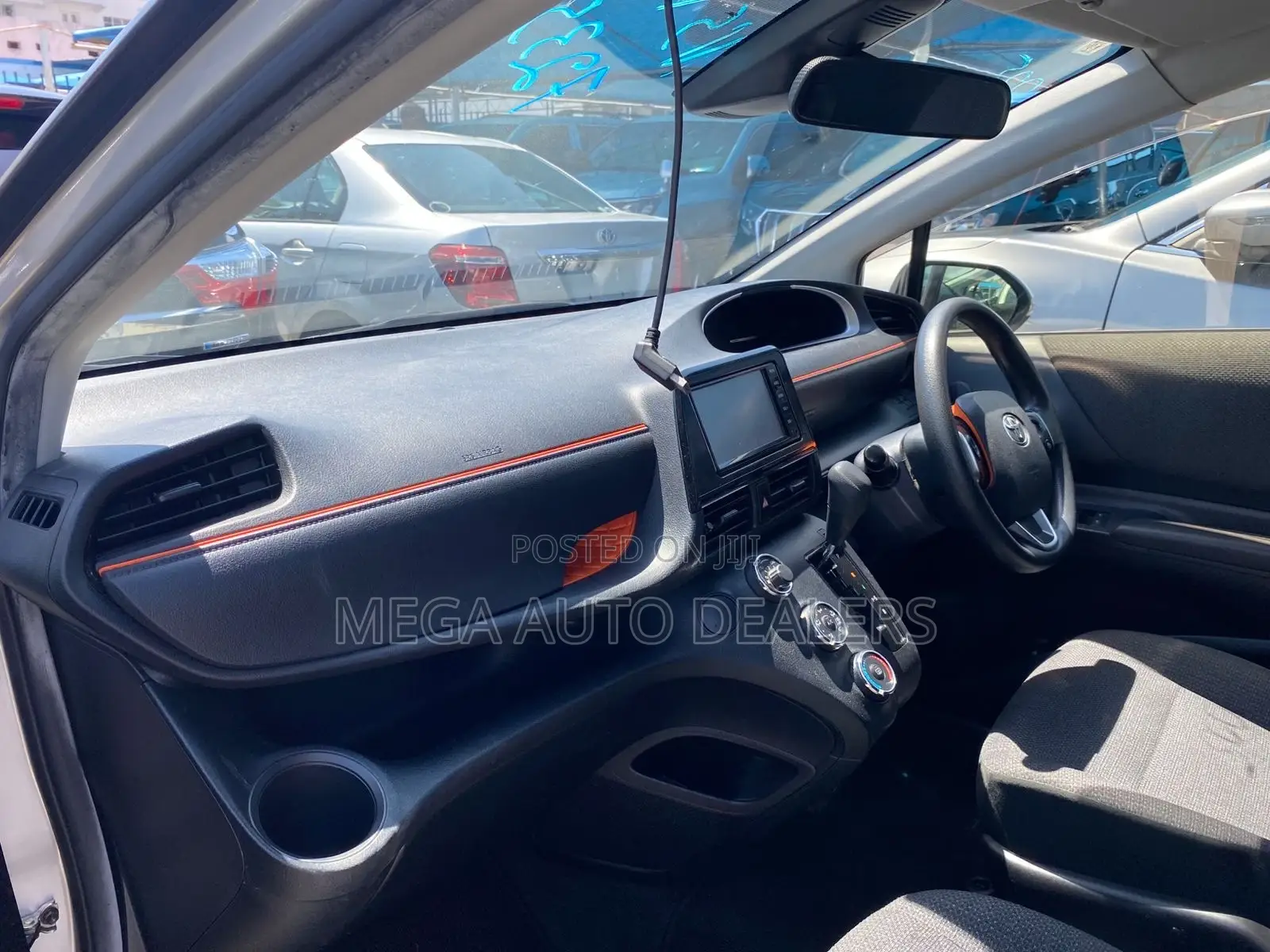 Toyota Sienta 2018 Silver