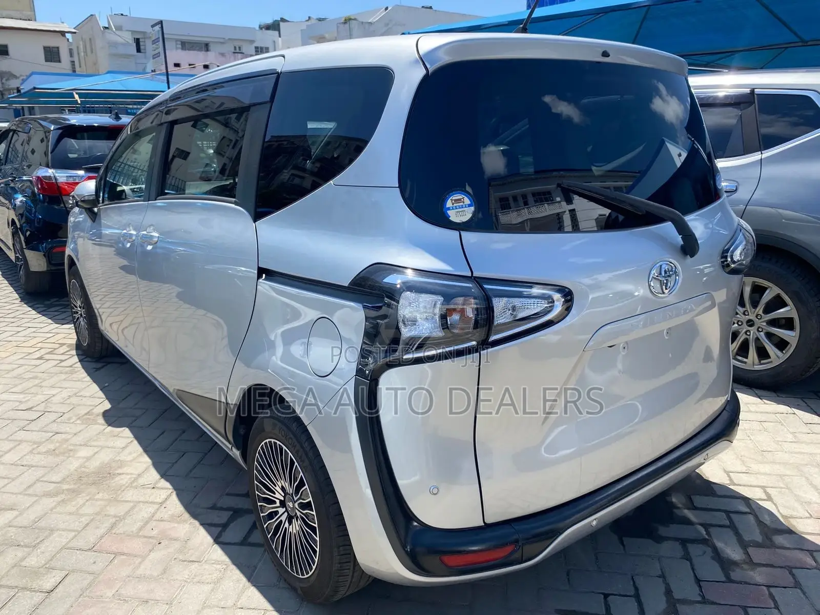 Toyota Sienta 2018 Silver