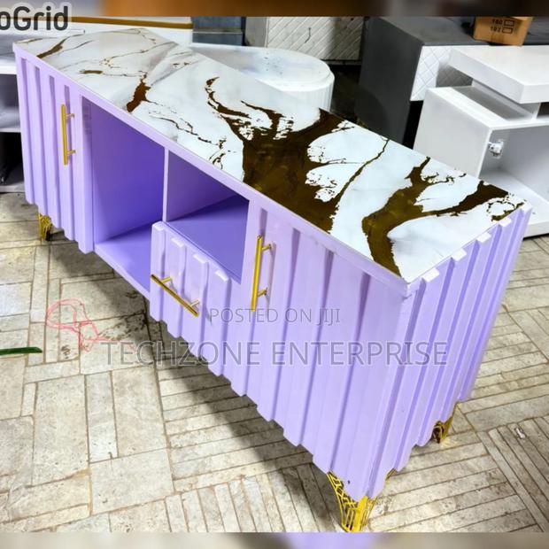 4.5fts Executive Tv Stand With Marble Lining With Cute Patterns