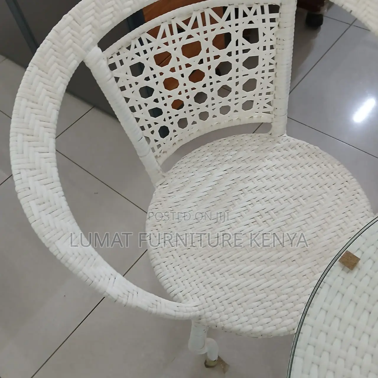 Spacious Table Ideal for Dining Casual Meetings