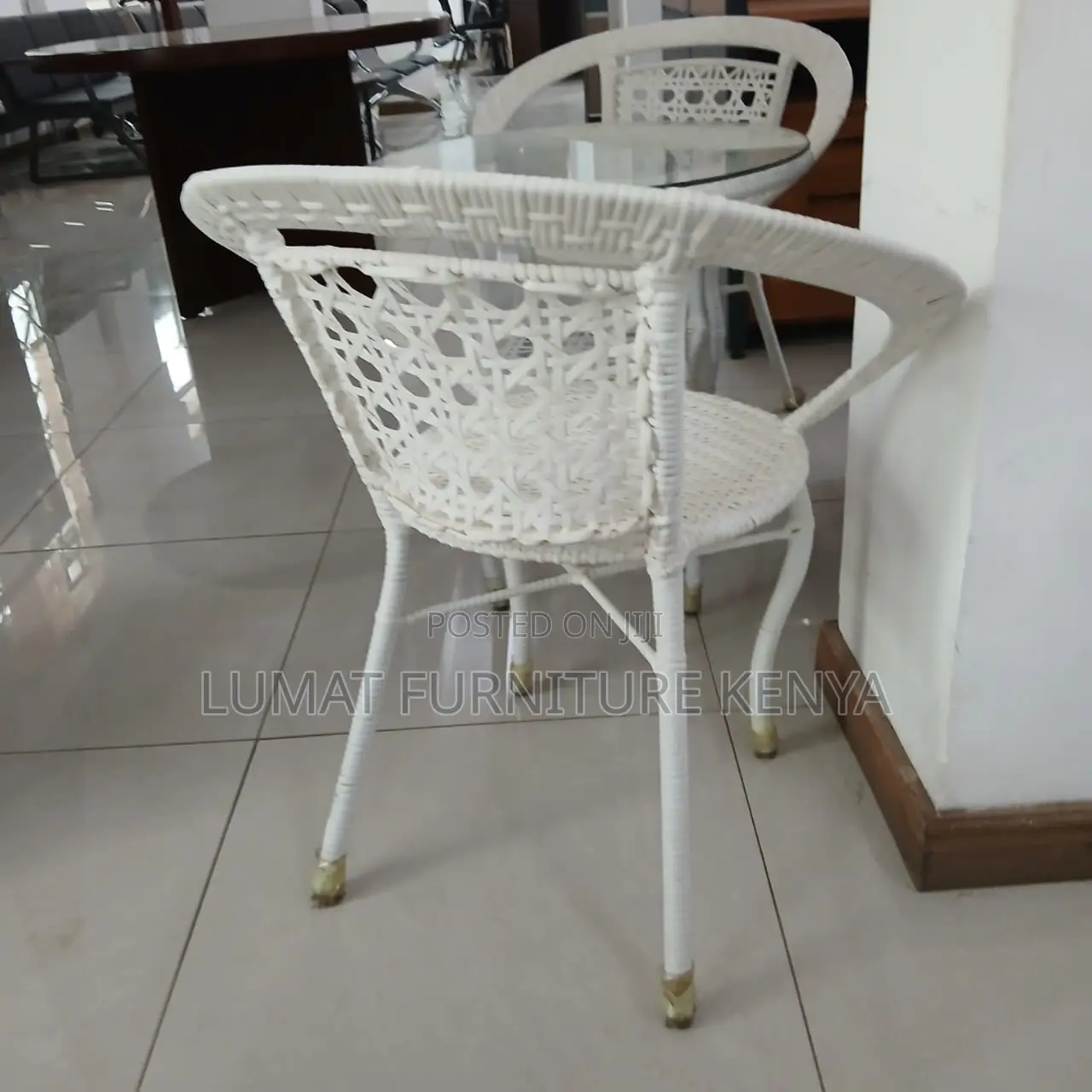 Spacious Table Ideal for Dining Casual Meetings