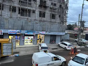 Self Contained Shop to Let