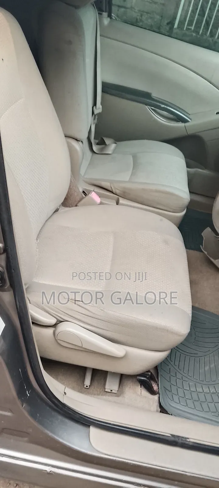 Toyota ISIS 1.8 Platana 2WD 2011 Gray