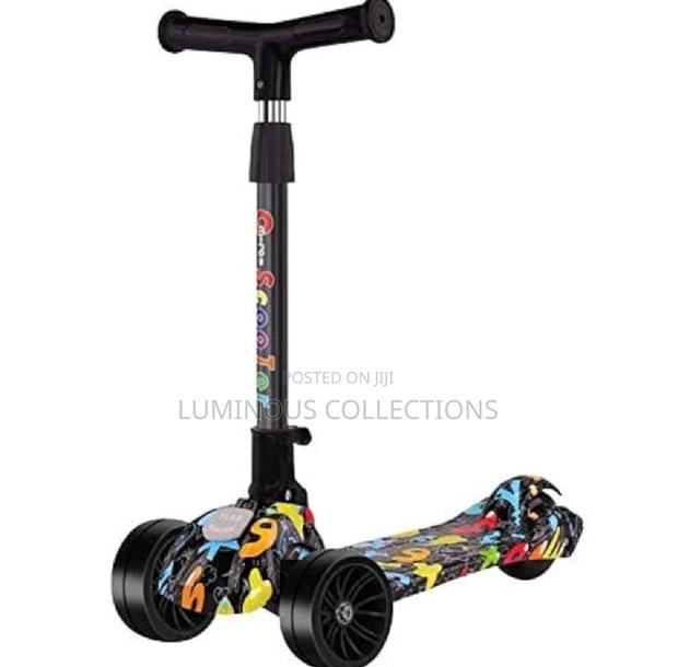 Heavy Duty Scooter 3 to 15 Years Old. Wheels Light Up