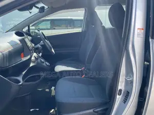 Toyota Sienta 2018 Silver
