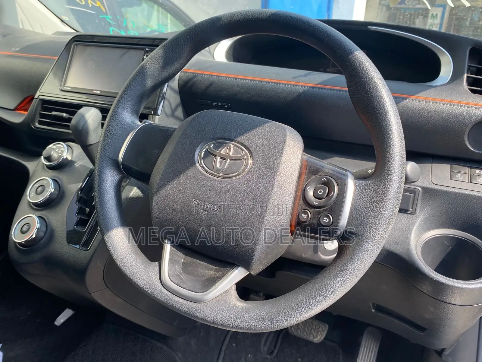 Toyota Sienta 2018 Silver