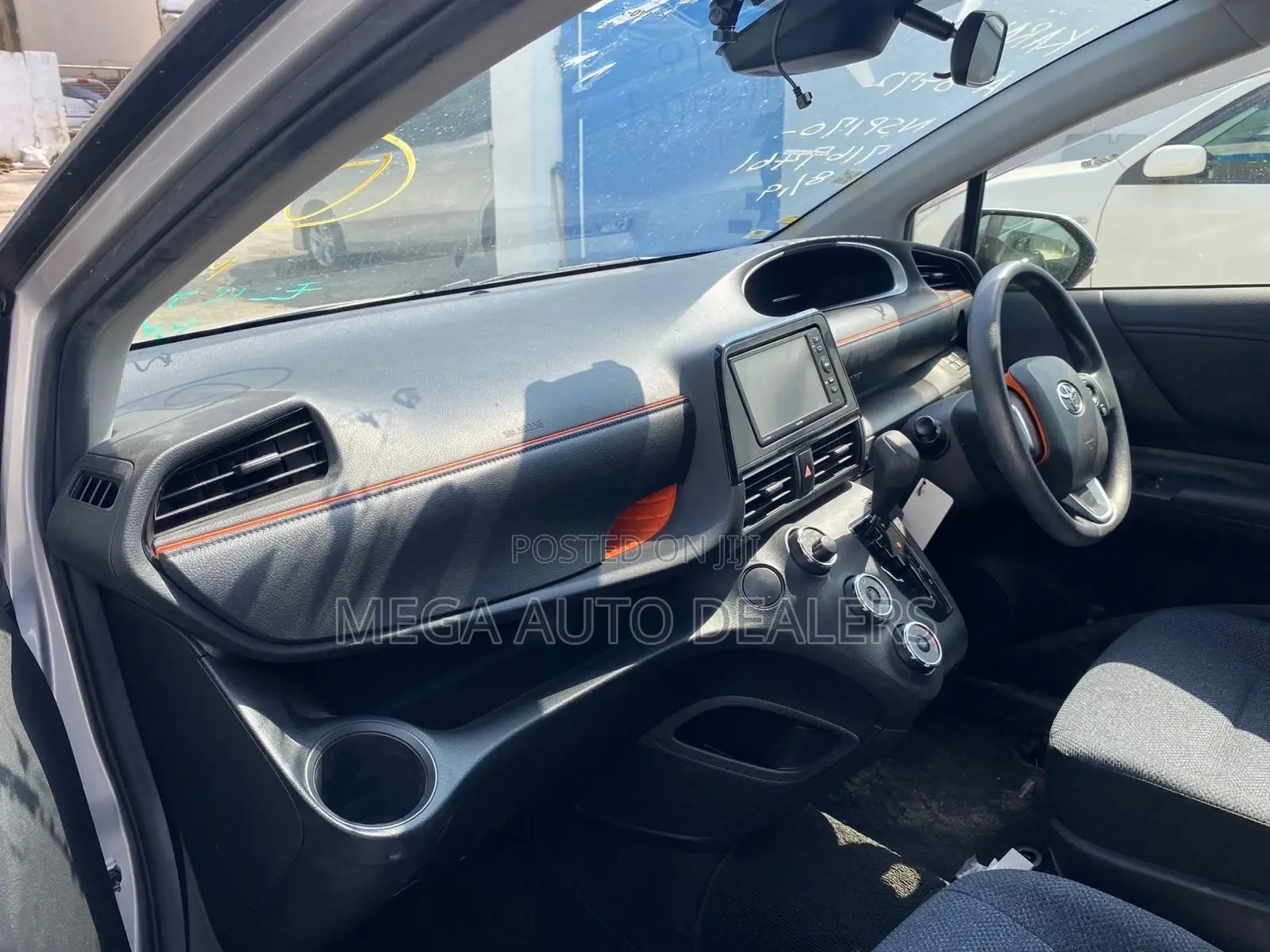 Toyota Sienta 2018 Silver