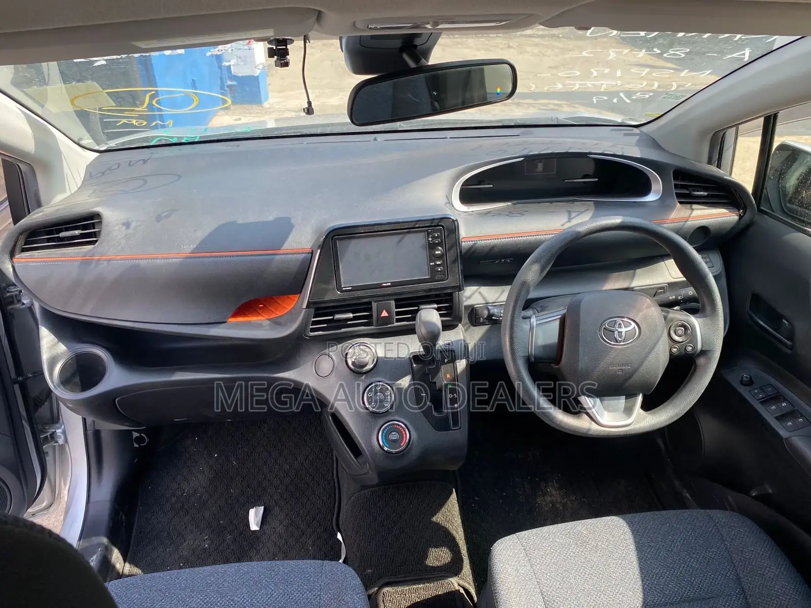 Toyota Sienta 2018 Silver