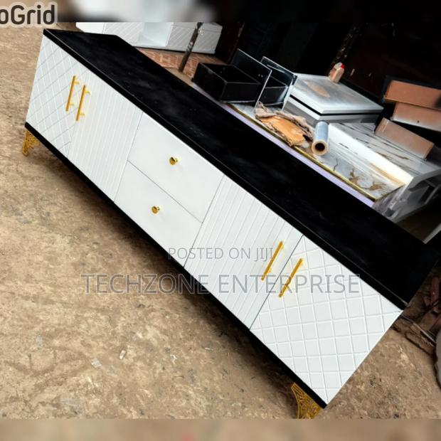 5.5fts Executive Tv Stand With Marble Lining in White and Black