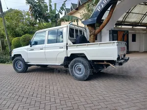 Toyota Land Cruiser 2016 White