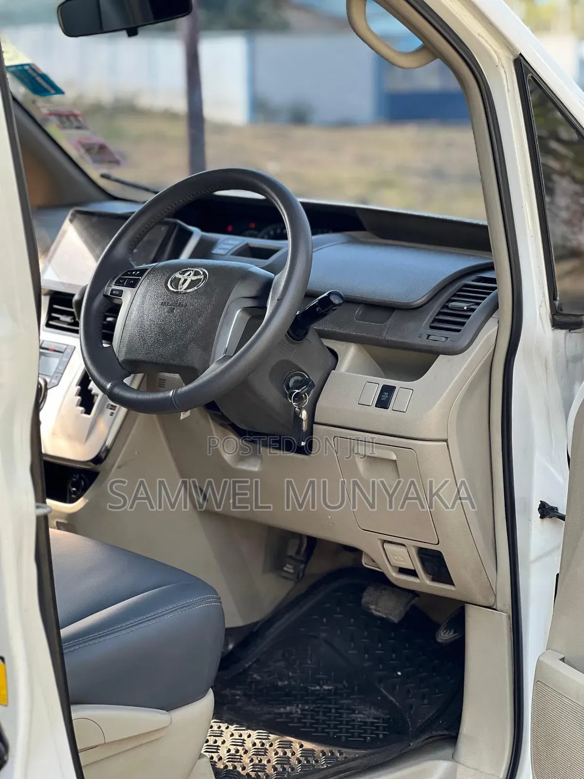 Toyota Noah 2.0 158hp FWD (8 Seater) 2013 Pearl