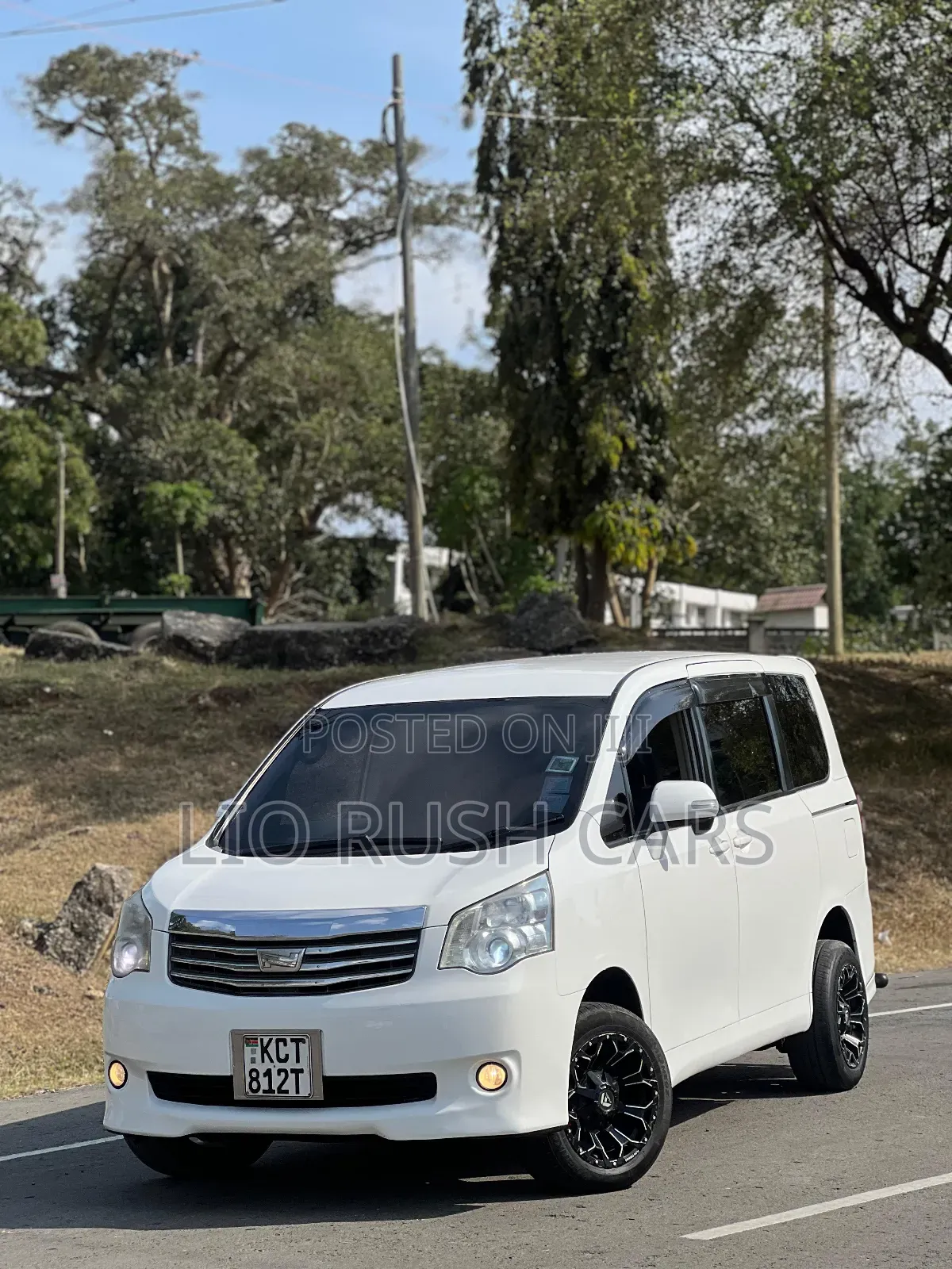 Toyota Noah 2012 White