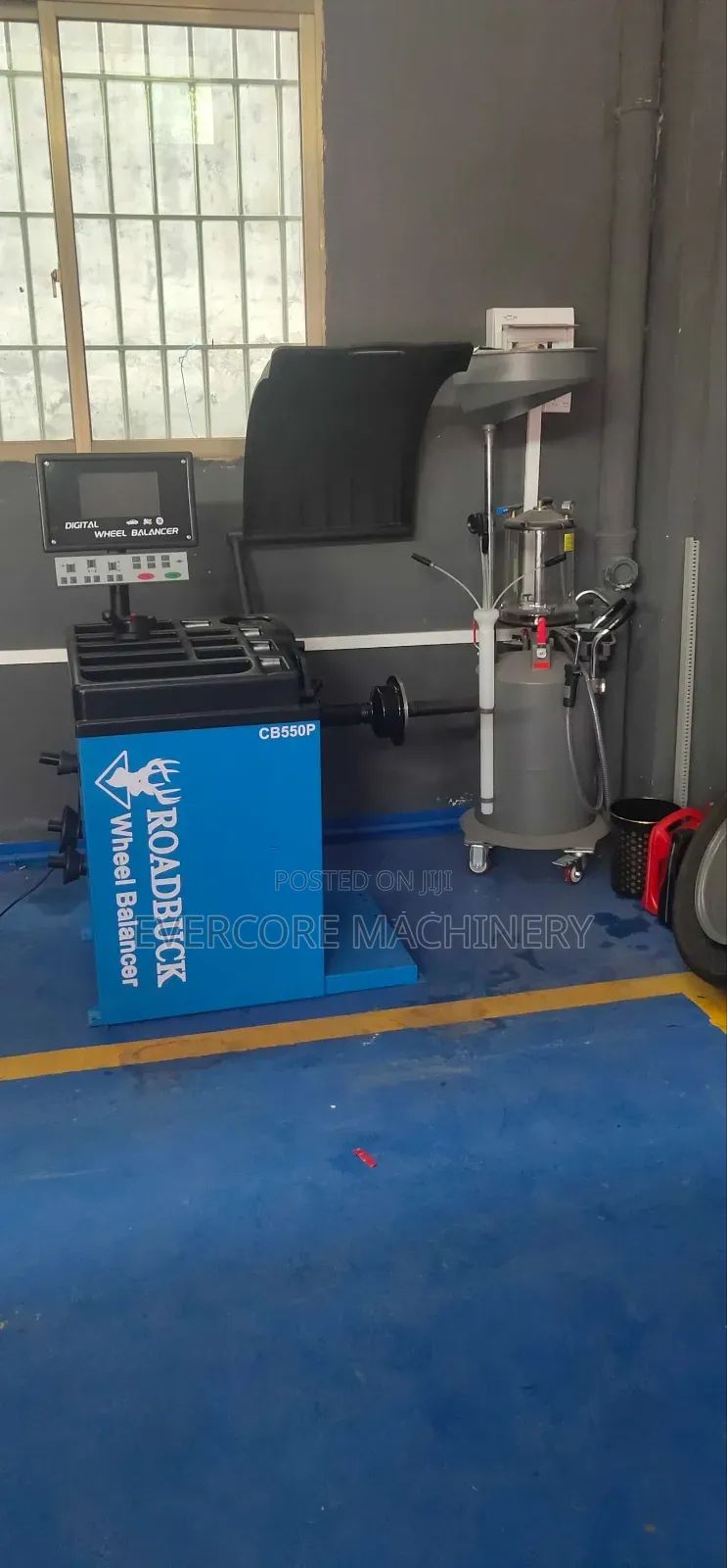 Roadbuck Italy Vehicle Wheel Balancer Machine.