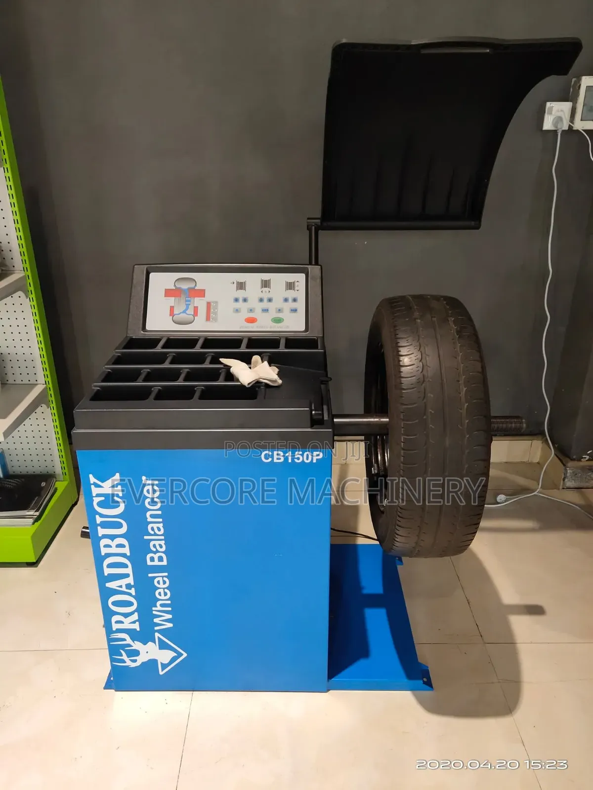 Roadbuck Italy Vehicle Wheel Balancer Machine.
