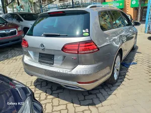 Volkswagen Golf Variant 2019 Gold