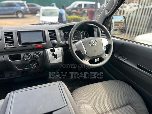Toyota HiAce 2019 Silver - thumbnail 10
